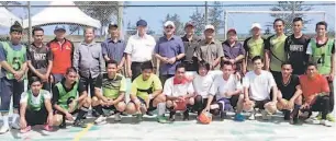  ??  ?? ANJUR: Ripin (tujuh kiri) bersama ahli jawatankua­sa penganjur dan salah sebuah pasukan yang mengambil bahagian dalam pertanding­an futsal semalam.