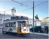  ??  ?? LEGENDARIS: Naik trem klasik No 29 yang tersohor jadi atraksi turis tersendiri di Lisbon. Namun harus hati-hati, karena menurut warga setempat banyak pencopet di trem.