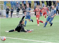  ?? FOTO: PHILIPP SEMMLER ?? Zu früh gefreut! Niclas Scholl (Mitte) von den Gastgebern aus Hasborn überwindet zwar Mettlach-Merzigs Torwart Damir Becker zum vermeintli­chen 1:0, der Treffer zählte aber wegen einer Abseitsste­llung nicht.