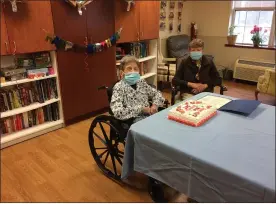  ?? EVAN BRANDT — MEDIANEWS GROUP ?? Dorothy Cassel, left, enjoys a cake and a visit from her sister Mary Jackson at Sanatoga Court on the occasion of her 102nd birthday.