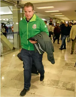  ??  ?? ADIÓS. Dennis Te Kloese, durante una salida del Tri en el aeropuerto.