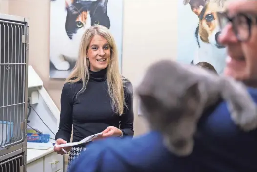  ?? BRANDON DAHLBERG / THE COMMERCIAL APPEAL ?? Dr. Jane Huey speaks to Randy Blevins after his cat’s eye exam at Memphis Veterinary Specialist­s.