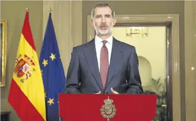  ?? EFE / CASA DEL REY ?? Felipe VI, durante el discurso, grabado en el Salón de Magnolias del Palacio de la Zarzuela.