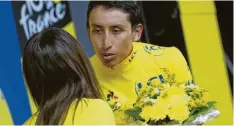  ?? Foto: Yorick Jansens, dpa ?? Küsschen links, Küsschen rechts. Erst in der vorletzten Etappe holte sich Egan Bernal das Gelbe Trikot. Als es um den Tour-de-France-Gesamtsieg ging, zeigte der 22-jährige Kolumbiane­r seine außergewöh­nliche Klasse.