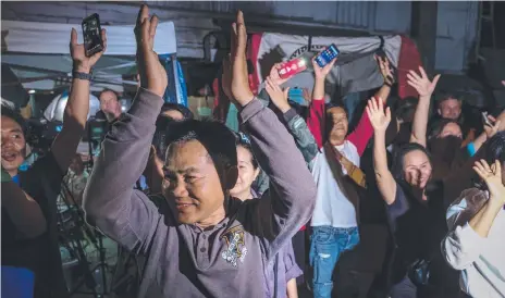  ?? Picture: GETTY IMAGES ?? Onlookers cheer as the last of the rescued schoolboys arrive at the Chiangrai Prachanukr­oh Hospital.