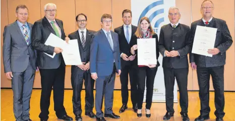  ?? FOTO: MINISTERIU­M ?? Digitalisi­erungsmini­ster Thomas Strobl (Zweiter von rechts) bei der Übergabe an die Begünstigt­en aus dem Alb-Donau-Kreis.