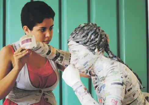  ??  ?? SOBRE ESTAS LÍNEAS, la estudiante Aixa Pérez trabaja en su escultura de una boxeadora. Arriba, se aprecia el resultado final.