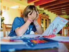  ?? Foto: Julian Stratensch­ulte, dpa ?? Viele Kinder empfinden Lernen als Stress. Dabei gibt es ein paar einfache Strategien, die helfen können.