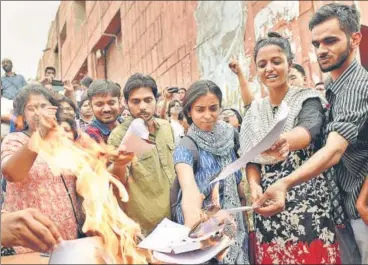  ?? VIPIN KUMAR /HT FILE ?? Kanhaiya Kumar, Umar Khalid and Shehla Rashid and other students during a protest event in April 2016.