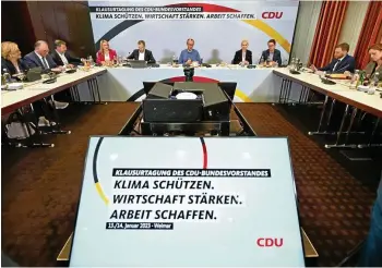  ?? MARTIN SCHUTT/DPA ?? Zwei Tage auf dem Weg zu einer Neuausrich­tung; Die CDU hat in Weimar den Versuch unternomme­n, sich inhaltlich wirkmächti­g zu positionie­ren.