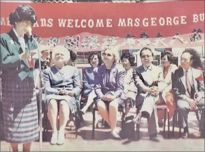  ??  ?? 1988年吳黎耀華（左立發言者）邀請芭芭拉（左二）訪問洛杉磯華埠，為老布希競選總統造勢。（吳黎耀華提供）
記者丁曙 洛杉磯報導