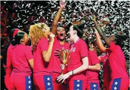  ?? AP ?? Las estadounid­enses celebran su medalla de oro en el Mundial