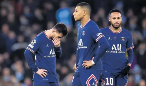  ?? ?? Messi, Mbappé y Neymar, en un partido con el PSG.