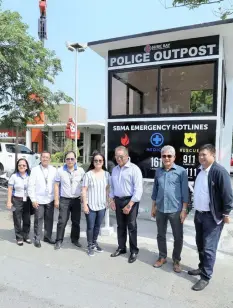  ?? Sapnu ?? OUTPOSTS. SBMA Chairman Wilma Eisma (C) with PLDTSubict­el Chairman Eric Alberto and other officials of the SBMA and Subictel during the turnover ceremony for the new police outposts donated by PLDT.---Ric