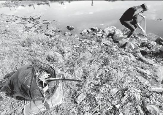  ?? Photograph­s by Genaro Molina Los Angeles Times ?? JOSEY PETERS collects trash along Ballona Creek. The former rock guitarist said the constant battle against litter “has made me kind of bonkers over the years.”