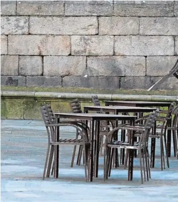  ??  ?? La hostelería gallega, como este bar en Santiago, echará el cierre a las 18 h