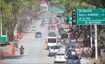  ?? FOTOS: CORTESÍA ?? Poco después del mediodía, se retiraron las vallas y barreras y los autos pudieron pasar por la avenida