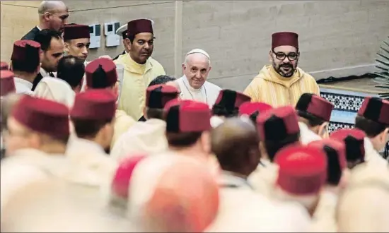  ?? MOSAAB ELSHAMY / AP ?? El Papa entrando ayer en el instituto Mohamed VI para la formación de los imanes y predicador­es; no habló, escuchó a los alumnos