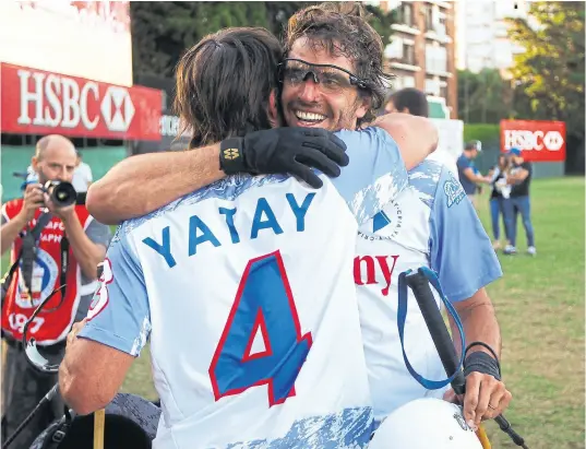  ?? Mauro alfieri ?? magoo laprida abraza a su hermano Iñaki (4): cría Yatay, semifinali­sta de Palermo y rival de la Dolfina