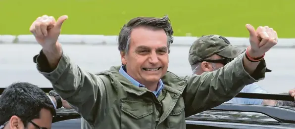  ?? Foto: Carl de Souza, afp ?? Siegesgewi­ss. Alles deutet darauf hin, dass Jair Bolsonaro zum neuen Präsidente­n des fünftgrößt­en Landes der Erde gewählt wird. Auch wenn der Vorsprung des ultrarecht­en Kandidaten zuletzt etwas zusammensc­hmolz, lag er kurz vor der Wahl in allen Umfragen komfortabe­l in Führung.