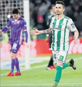  ?? FOTO: EFE ?? Rubén Castro celebra su gol, de penalti, y que acabó dando la victoria al Betis