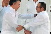  ??  ?? EL PRESIDENTE DE COLOMBIA JUAN MANUEL SANTOS, SALUDA A ALIAS “TIMOCHENKO”