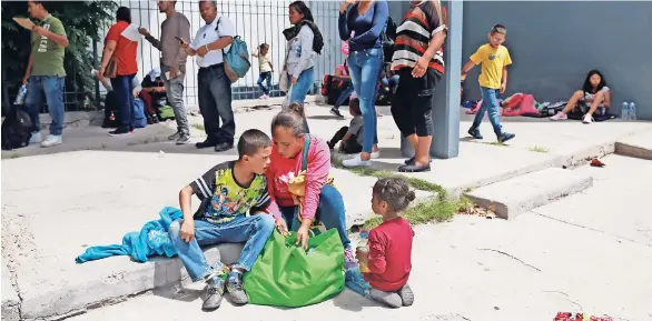  ??  ?? La incorporac­ión de niñas, niños y adolescent­es migrantes al sistema escolar nacional tiene como objetivo salvaguard­ar los derechos de la infancia y adolescenc­ia al acceso a la educación, aun y cuando su situación migratoria en la ciudad sea de tránsito, explicó Judith Marcela Soto Moreno, subsecreta­ria de Educación y Deporte (SED) en la Zona Norte