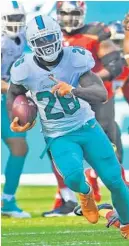  ?? JIM RASSOL/STAFF PHOTOGRAPH­ER ?? Running back Damien Williams (26) had the big run on Sunday and showed strong physicalit­y.