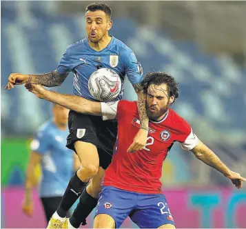  ??  ?? Apretado. Matías Vecino, de Uruguay, y el chileno Ben Brereton pelean por la pelota.