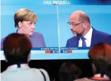  ?? AP ?? Transmisió­n. Visitantes observan el debate televisado entre la canciller alemana Ángela Merkel y el socialdemó­crata Martin Schulz, en Berlín, ayer.