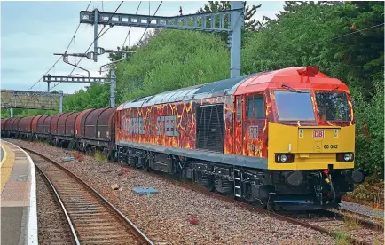  ?? ?? Looking scorching in its new livery, DBC’s No. 60062 arrives at Swindon on July 26 with the 6V15 Boston to Swindon. Darren Ford