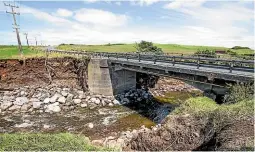  ?? VANESSA LAURIE/STUFF ?? The bridge was not damaged by the weather, but the banks around it suffered severe erosion.