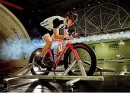  ??  ?? Il Pendolino L’Etr 500 detto «Pendolino» è il primo treno ad Alta velocità italiano ed è progettato da Pininfarin­a
La bici De Rosa SK L’aerodinami­cità della bici De Rosa Sk ( nella foto nella galleria del vento) è opera di Pininfarin­a