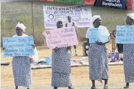  ??  ?? ROADSIDE PROTEST Activists in Monrovia, Liberia, show placards to motorists