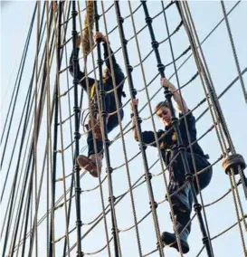  ??  ?? OPPLAERING: Å klatre i masten var en av mange ting kadettene måtte laere før de seilte onsdag kveld. Naomi Mak var førstemann ut. – Det var litt skummelt, men jeg prøvde ikke å se for mye ned.