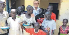 ?? FOTO: COMBONI-MISSIONARE ?? Bruder Hans Dieter Ritterbeck­s arbeitet in der südsudanes­ischen Hauptstadt Juba in einem Straßenkin­derprojekt.