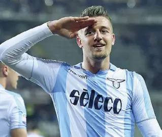  ??  ?? Il sergente Il saluto di Sergej Milinkovic Savic