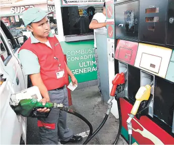  ?? FOTO: EL HERALDO ?? La gasolina superior puede alcanzar o superar los precios máximos de más de 107 lempiras por galón, de acuerdo con expertos en el tema.