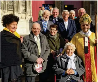  ??  ?? Mgr Dominique Lebrun, l’archevêque de Rouen, a décoré quatre fidèles de la paroisse SaintPierr­e de Bacquevill­e - Vienne-et-Scie.