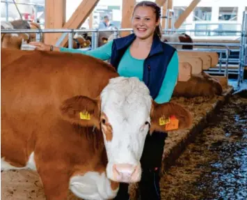  ?? Foto: Felicitas Macketanz ?? Die 18 jährige Karin Fleischman­n aus Hebersdorf in der Oberpfalz macht eine Ausbildung zur Landwirtin. Es sei ihr Traumberuf, sagt sie. Die Kühe, hier im Bild Pia, genießen es besonders, wenn die junge Frau sie striegelt.