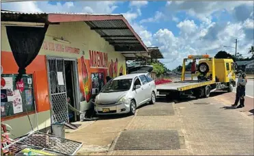  ??  ?? Dit voertuig reed tegen een winkelpand op te Tamanredjo. Volgens voorlopige informatie is de bestuurder niet in het bezit van een rijbewijs. (Action-foto: Shaylendra Jarbandhan)