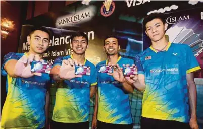  ??  ?? PEMAIN badminton negara (dari kiri) Goh Sze Fei, Nur Izzuddin Mohamed Rumsani, Iskandar Zulkarnain Zainuddin dan Lee Zii Jia menunjukka­n kad Debit-i Bank Islam selepas pelancaran­nya, semalam.