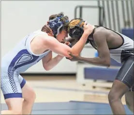  ?? Scott Herpst ?? Gordon Lee’s Nick Bandy locks up with Ridgeland’s Malachi Hutchinson during a 152-pound bout in Chickamaug­a last week.