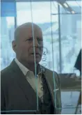  ??  ?? Bruce Willis nimmt den Filmtitel auch hier wörtlich: „10 Minutes Gone“