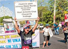  ??  ?? En protesta. Un grupo de mujeres se manifestó afuera del juzgado para hacer cumplir la ley en estos dos asesinatos.