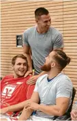  ?? Foto: Marcus Merk ?? Ein Rückkehrer und ein Neuzugang bei den Kangaroos: Jonny Genck (stehend) scherzt mit Alexander Chalusiak (links) und Jonas Fiebich.