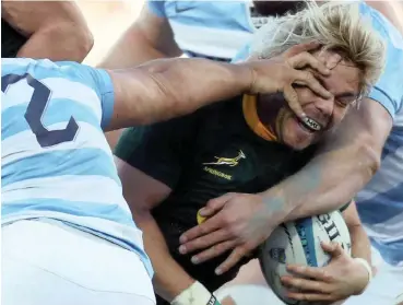  ?? Picture: MARCELO RUIZ, REUTERS ?? ROUGH DAY IN MENDOZA: South Africa’s Faf de Klerk gets the full treatment from the Pumas during Saturday’s Rugby Championsh­ip Test.