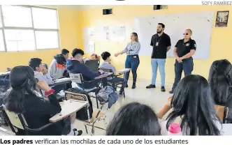  ?? SOFY RAMÍREZ ?? Los padres verifican las mochilas de cada uno de los estudiante­s