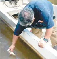  ??  ?? • Toman una muestra del agua del afluente.