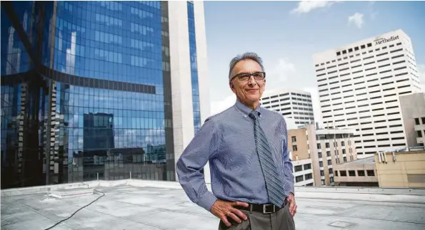  ?? Marie D. De Jesús / Staff photograph­er ?? Sidney Sanders, Houston Methodist senior vice president of constructi­on, stands outside the new Walter Tower, a $700 million expansion.